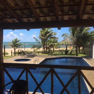 einen Blick vom Balkon eines Resorts mit Pool in der Unterkunft Village Itacimirim Summer Houses in Itacimirim
