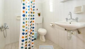 un baño con inodoro y lavabo en Evi Apartments And Studios, en Theologos 54 fotos más