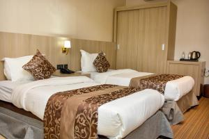 Postel nebo postele na pokoji v ubytování Almsakn Alola Hotel Company