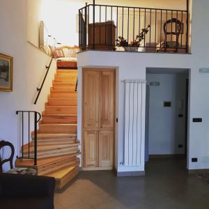 una scala in una casa con porta in legno di La casa di Gina a Sassello