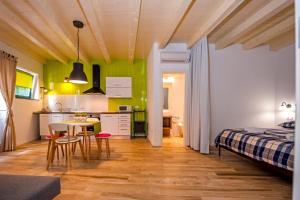 Il comprend une cuisine et une chambre avec un lit et une table. dans l'établissement Apartments Tizi Rovinj, à Rovinj