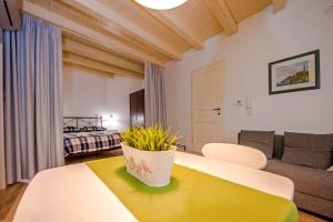 sala de estar con mesa amarilla y sofá en Apartments Tizi Rovinj, en Rovinj