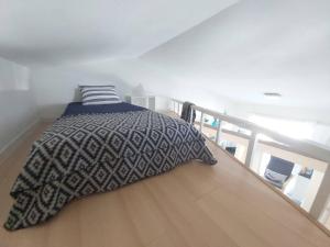 Posteľ alebo postele v izbe v ubytovaní Central Apartment With Sea Views