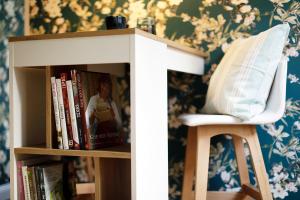 Knihovna v apartmánu
