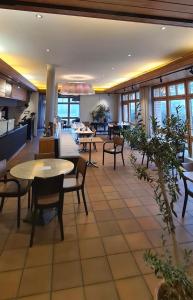 Reštaurácia alebo iné gastronomické zariadenie v ubytovaní Hotel Breiti