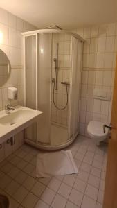 bagno con doccia, lavandino e servizi igienici di Hotel Breiti a Bachenbülach