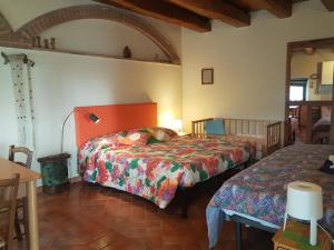 a bedroom with two beds and a table at Agriturismo Lucatello in Pratovecchio