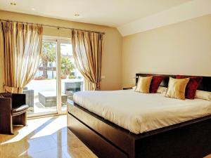 Łóżko lub łóżka w pokoju w obiekcie Coral Beach Aparthotel