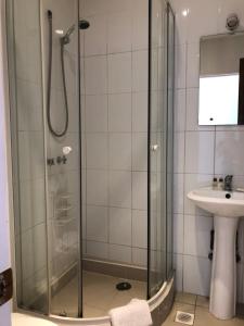 a bathroom with a shower and a sink at Hostal Recreo in Viña del Mar +73 photos