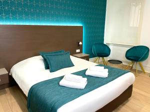 1 dormitorio con 1 cama con 2 toallas en Appart' Weekly Quartier Impérial Gare, en Metz