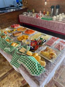 uma mesa com muitos tipos diferentes de alimentos sobre ele em La Dolce Vita em Mulungu
