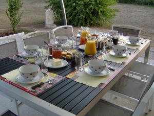 een tafel met eten en drinken erop bij Chambres d'hôtes Les Lavandes Rocamadour in Rocamadour