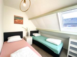 1 Schlafzimmer mit 2 Betten und einem Fenster in der Unterkunft Vakantiewoning Domburg DO31 in Domburg