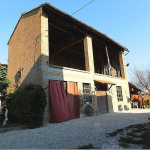 ein großes Backsteingebäude mit einem Pferd davor in der Unterkunft Felix House in Codevilla