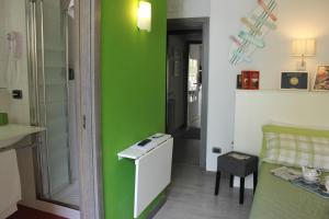 ナポリにあるB&B Carolina Napoli-Vomeroのソファ付きの小さな部屋の緑の壁