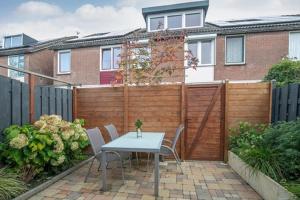 ドンブルグにあるVakantiewoning Domburg DO31の裏庭の木製の柵