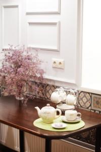 タガンログにあるДом на Итальянском 9の茶碗2杯と円盤付きテーブル