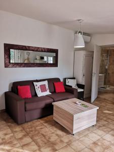 a living room with a couch and a coffee table at La Petite Seigneurette in Villeneuve-lès-Avignon
