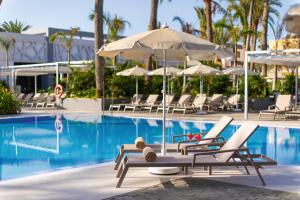 Bazén v ubytování Hotel Riu Palace Palmeras - All Inclusive nebo v jeho okolí