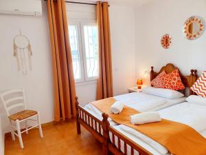 1 dormitorio con 1 cama, 1 silla y 1 ventana en New holiday house "Casa miAlina" with private pool, 300m to beach, en Cambrils