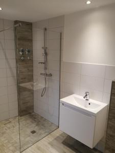 een badkamer met een wastafel en een douche bij Ferienwohnung Maja in Waldkirch