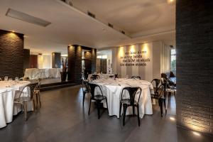 A restaurant or other place to eat at La Meridiana Bleisure Hotel
