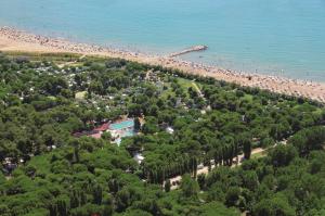 Una vista aérea de una playa con mucha gente en Dei Fiori Camping Village, en Cavallino-Treporti