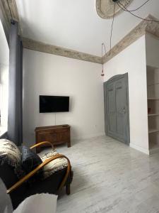 Televízia a/alebo spoločenská miestnosť v ubytovaní Apartament Victor20