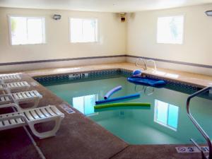 Bazén v ubytování Americas Best Value Inn Green River nebo v jeho okolí