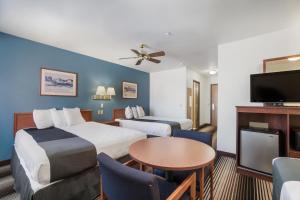 ein Hotelzimmer mit 2 Betten und einem Tisch in der Unterkunft Americas Best Value Inn Green River in Green River