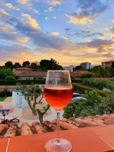 een glas wijn bovenop een tafel bij New holiday house "Casa miAlina" with private pool, 300m to beach in Cambrils