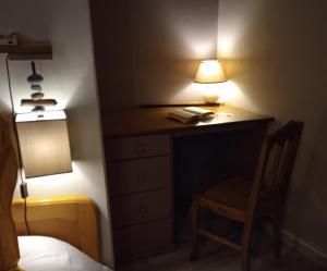 een slaapkamer met een bureau met een lamp en een stoel bij Aux 10 Ponts - Gîte aux abords du fleuve La Somme - La mer à 30 min - La nuit pour 6 voyageurs in Pont-Rémy