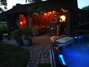 Bazén v ubytování Casa Leone near Bruges with jacuzzi & parking nebo v jeho okolí