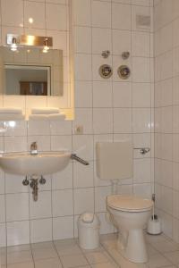 a bathroom with a toilet and a sink at Ferienwohnungen an der Therme in Bad Rodach
