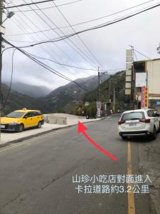 een auto is geparkeerd aan de kant van een weg bij Xijing Ecological Farm in Hualing