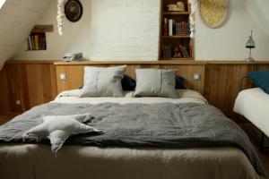 un dormitorio con una cama con un perro sobre ella en Chambres d'hôtes de charme - Gîtes cosy - LA CLE DES CHAMPS - A la campagne, en Martigné-Ferchaud