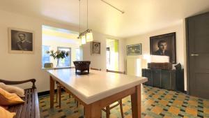 - un salon avec une table et un réfrigérateur dans l'établissement Togo Guesthouse, à Tervuren