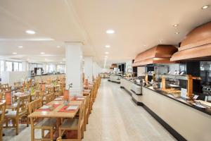 
a kitchen filled with lots of tables and chairs at Sol Pelicanos Ocas in Benidorm
