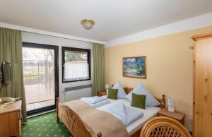 a bedroom with a large bed and a window at Spreewaldhotel Garni Raddusch in Vetschau