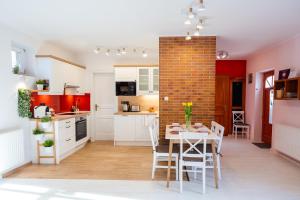 Kuchyň nebo kuchyňský kout v ubytování Sára-Lux Apartman