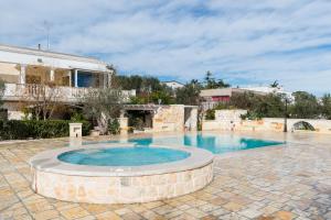 Bazén v ubytovaní Appartamento Gardenia in Villa Mariella alebo v jeho blízkosti