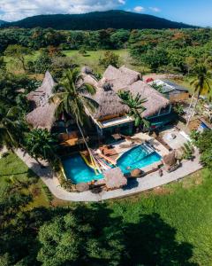 uma vista aérea de um resort com uma piscina em Ganesh Hostel & Shivas Bungalows em El Valle
