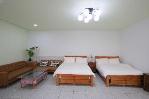 سرير أو أسرّة في غرفة في Bridgeside Homestay
