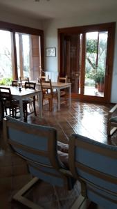 - un salon avec des tables, des chaises et des fenêtres dans l'établissement El Rincon del Artista, à Soiano del Lago