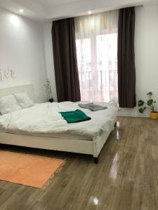 Ştefăneştii de JosDora High Life - North的卧室里有一张白色的床和一扇大窗户