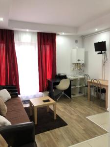 Ştefăneştii de JosDora High Life - North的带沙发和书桌的客厅