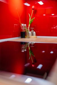 a red room with a table with glasses on it at Sára-Lux Apartman in Nyárliget