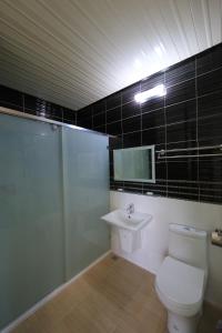 حمام في Bridgeside Homestay