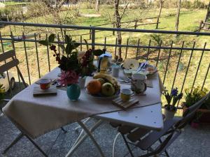 ein Tisch mit einem Teller Obst auf einem Balkon in der Unterkunft BB Andre' in Vara Superiore