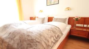 Postel nebo postele na pokoji v ubytování Hotel Kurparkblick